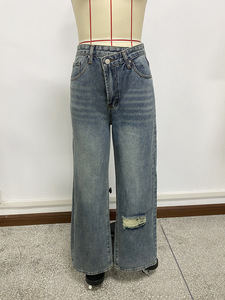 Jeans Casuales de Pierna Ancha para Mujer, Diseño Moderno con Agujeros, Botones Diagonales, Tela Vaquera con Logotipo en la Cintura - Product Image 4