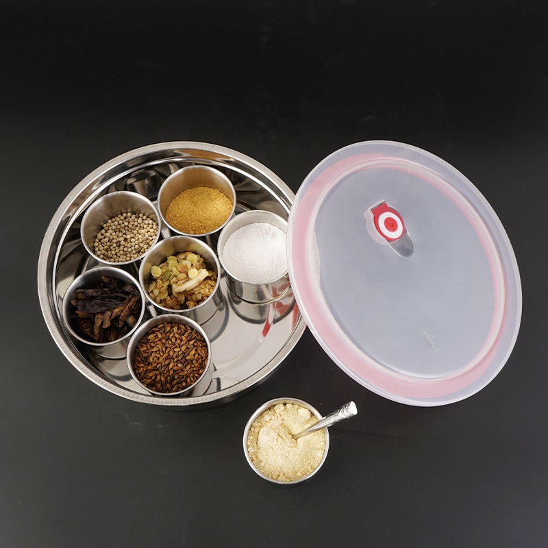 PNS - Scatola portaspezie/Masala Dabba con 7 scomparti in acciaio inox di alta qualità per uso alimentare, con cucchiaio da portata (22 cm, coperchio trasparente