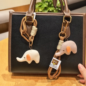 พวงกุญแจตุ๊กตาช้างน้อยน่ารัก พกพาสะดวก ลายการ์ตูนสัตว์ สำหรับผู้หญิง ทำจากผ้าเนื้อนุ่ม 3 มิติ พร้อมช่องใส่เหรียญ - Product Image 1