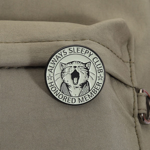 Spilla Personalizzata del Gatto Eccentrico e Pigro, Sempre in Sonno. Il distintivo da onorario del club è un distintivo divertente ed emotivo in bianco e nero. - Product Image 6