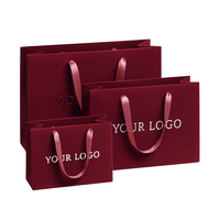 Sacs cadeaux en papier rouge personnalisés avec logo blanc imprimé, sacs shopping en papier de luxe pour parfums avec poignée en ruban