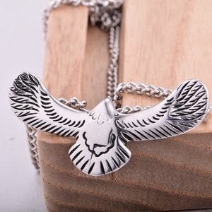 Produits populaires en vente : Collier pendentif aigle en acier inoxydable, aigle aux ailes écartées, pendentif personnalisé électroplaqué pour homme - Product Image 4