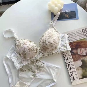 Elegante sujetador con aros y encaje floral, con copa completa push-up y tirantes ajustables para mujer - Product Image 3