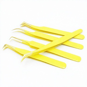 Juego de pinzas para extensión de pestañas de acero inoxidable con punta de oro de 24k y mango con recubrimiento en polvo amarillo. - Product Image 2
