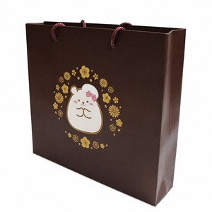 Sacs cadeaux en papier cosmétique personnalisés en gros, sacs à main de luxe pour l'emballage de produits de soin de la peau, de lotions, d'huiles essentielles et de rouges à lèvres - Product Image 3