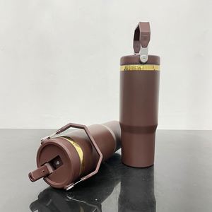 Vaso de 30 oz con Tapa Abatible y Popote, Recubierto de Chocolate y Bañado en Oro Espejo por Debajo - Product Image 2