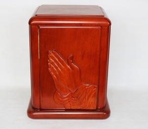 Деревянная урна для праха человека, мемориальная урна из массива дерева с гравировкой «Молящиеся руки» - Product Image 1