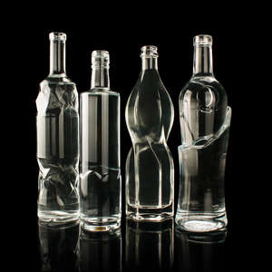 Botellas de licor de cristal vacías de pedernal alto en relieve de forma personalizada al por mayor 70cl 750ml para bebidas alcohólicas <span class=keywords><strong>Gin</strong></span> Whisky Vodka - Product Image 1