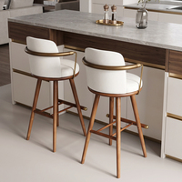 Tabouret de bar pivotant ergonomique avec siège rembourré confortable, chaise de comptoir stable en bois de frêne, tabouret haut avec accoudoirs en métal doré