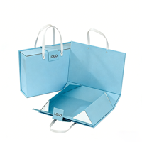 Boîte cadeau rigide de luxe avec poignée rabattable et fermeture magnétique, logo personnalisé, estampage à chaud doré, finition mate, petite taille, recyclable, matériaux recyclés