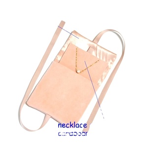 Bolsa de Joyería Personalizada con Logotipo Dorado, Bolsa de Sobre Color Durazno con Inserto para Pendientes y Almohadilla para Collar - Product Image 4