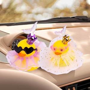 Pato de Goma Adorable al por Mayor para Decoración de Salpicadero de Coche, Adorno de Plástico con Mini Corona, Falda y Gafas - Product Image 6