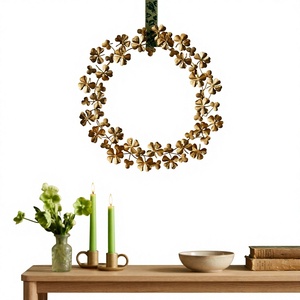 Guirnalda Decorativa Redonda de Metal Hecha a Mano con Flores de Trébol Doradas, Decoración Moderna para Colgar en la Pared del Hogar - Product Image 1