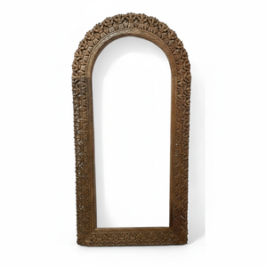 Miroir mural décoratif en bois massif de manguier sculpté à la main avec cadre en forme d'arche et motifs floraux - Product Image 1