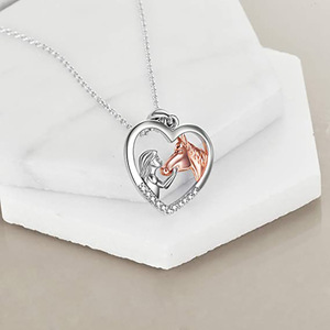 Collana con Ciondolo a Cuore Bicolore a Forma di Cavallo per Donna, con Zirconi Scintillanti e Montatura a Griffe in Rame, Catena per Clavicola, Gioielli alla Moda - Product Image 2