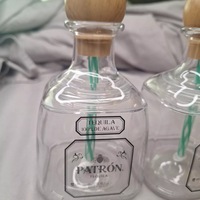Vente en gros Bouteilles en verre transparentes, carrées, plates et avec logo personnalisé, estampées à chaud pour vodka Gin Whisky Spiritueux Mini Tequila