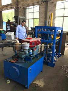 Machine à fabriquer des blocs semi-automatique QT4-28 avec pompe diesel PLC, certifiée <span class=keywords><strong>CE</strong></span>, économique - Product Image 2