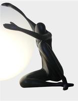 Lampe de table sculpturale moderne nordique créative en forme d'humanoïde tenant une boule, décoration de portrait, lampe de chevet de chambre à coucher, lampe de bureau à boule ronde