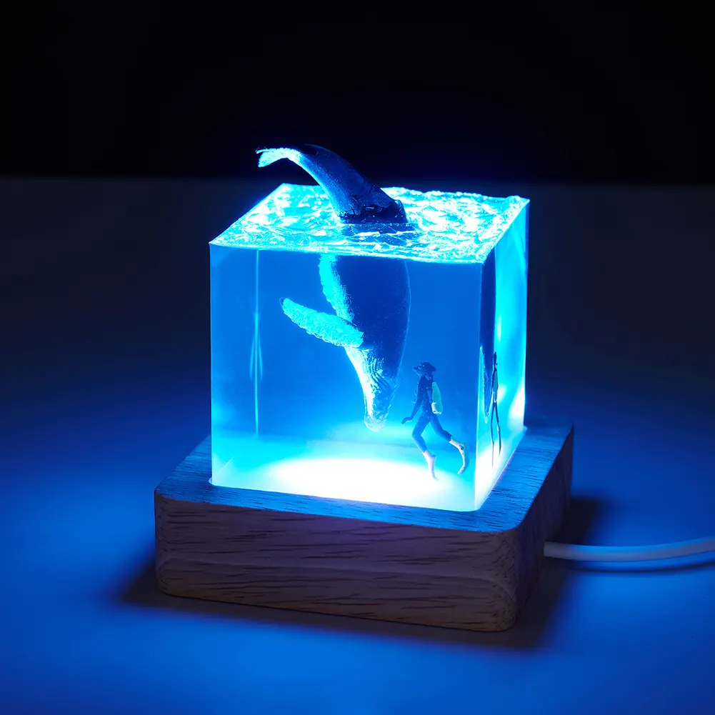مصباح مكتبي متعدد الألوان بتصميم على شكل المحيط بإضاءة LED إبداعية وصديقة للبيئة مع ظل خشبي وهيكل من الراتينج لغرفة النوم