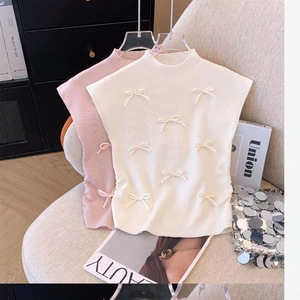 Gilet tricoté pour femme avec détail nœud, en soie glacée, sans manches, rose et blanc, coupe ajustée pour un usage décontracté - Product Image 1