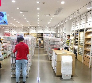 Estantes de Exhibición Personalizados de Alta Gama de Acero y Madera para Tiendas Minoristas MINISO - Product Image 6