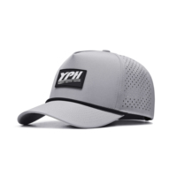Casquette de golf structurée 5 panneaux imperméable avec logo personnalisé en patch de caoutchouc, respirante, perforée au laser avec cordon pour le sport