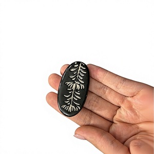Reposapalillos de Cerámica Negra Hecho a Mano, Ecológico y Duradero, con Diseño de Hojas Blancas, Forma Ovalada, Estilo Japonés - Product Image 1
