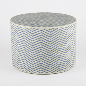 Table basse ronde artisanale en os bleu et blanc, table d'appoint contemporaine, meuble décoratif pour salon - Product Image 1