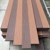Planche de terrasse composite WPC moderne pour extérieur avec installation par clips, panneau de revêtement de sol imperméable et antidérapant pour jardin et entrepôt