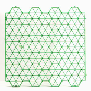 Grilles d'<span class=keywords><strong>herbe</strong></span> poreuses en plastique installées avec des pavés de grille d'<span class=keywords><strong>herbe</strong></span> placés <span class=keywords><strong>sur</strong></span> des allées de ville - Product Image 2