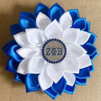 Center LOGO peut être personnalisé à n'importe quel Design Zeta Phi Beta 1920 personnalisé bleu blanc Satin broches épaule Corsage fleur broche