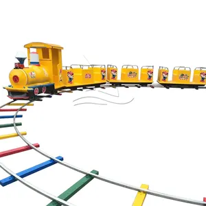 รถไฟฟ้าพร้อมรางสำหรับเด็กรถไฟสีเหลืองเทศกาลคริสต์มาสคาร์นิวัล