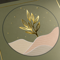 Boîte cadeau de luxe personnalisée en papier artistique, forme livre, fermeture à languette, emballage avec dorure à chaud, finition mate vert sauge, pour Coran et Adhkar