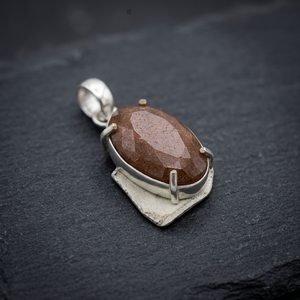 Ha Gems - Elegante Colgante Ovalado de Plata con Piedra Naranja y Piedra Solar Natural, Hecho a Mano en Rajasthan, Joyería para Mujer, Estilo Original para Boda - Product Image 2