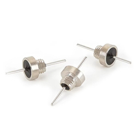 Filtre EMI de type fileté 220pF NPO 3KV pour circuits électroniques de précision.