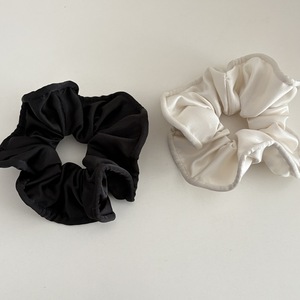 Chouchous plissés volumineux de style coréen en satin crème brillant orné de perles, élastiques à cheveux haut de gamme pour femmes - Product Image 4