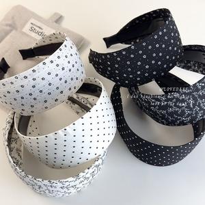 طوق شعر للحفلات بنقشة مموجة بيضاء سوداء عريض الشعر منقط صغير على شكل فلورا دبوس شعر بالشامبو عالي الجودة - Product Image 4