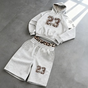 Мужской уличный костюм с капюшоном и шортами с леопардовым принтом - Product Image 1