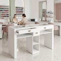 Table de manucure moderne avec plateau en verre blanc, tiroirs et rangements, étagères à niveaux écologiques pour salon de beauté, utilisation par les techniciennes en onglerie