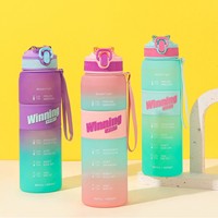 Bouteille d'eau givrée dégradée de 1000 ml avec paille et couvercle, bouteille d'eau en plastique motivante pour l'extérieur