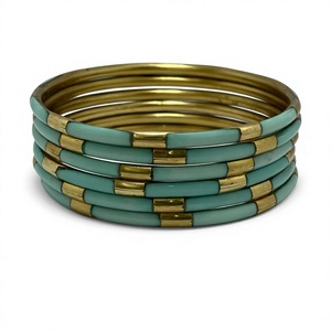 Brazaletes de Resina y Latón Chapado en Oro para Mujer, Diseño Sólido Moderno con Microincrustaciones de Perlas de Imitación, Hechos a Mano, para Bodas y Eventos - Product Image 1