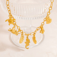 Collier multi-breloques en acier inoxydable plaqué or, style océan, coquillages et conques, étanche, collection été 2026, vente en gros de bijoux