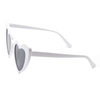 Vente en gros de lunettes de soleil 2024 de haute qualité, blanches et mignonnes pour femmes, avec cœur d'amour de luxe, lunettes d'été pour femmes