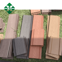 Panneaux muraux en composite plastique WPC à grain de bois gaufré, imperméables, modernes et très demandés pour l'extérieur
