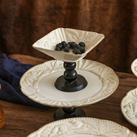 Plateau à thé de l'après-midi en céramique à motif végétal gaufré vintage avec pieds en bois hauts, pour servir des desserts et des collations exquis