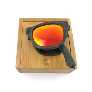 Lunettes de soleil pliantes en bois de bambou avec logo personnalisé avec verres fumés polarisés de couleur bleue ou rouge - Product Image 2