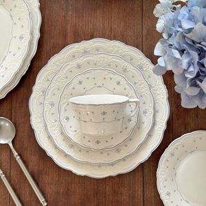Juego <span class=keywords><strong>de</strong></span> <span class=keywords><strong>platos</strong></span> <span class=keywords><strong>de</strong></span> cena <span class=keywords><strong>de</strong></span> <span class=keywords><strong>porcelana</strong></span> <span class=keywords><strong>con</strong></span> estampado Floral azul Barroco europeo <span class=keywords><strong>con</strong></span> diseño <span class=keywords><strong>de</strong></span> encaje en relieve Juego <span class=keywords><strong>de</strong></span> taza y plato Vintage para boda - Product Image 1