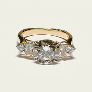 Élégante bague en or 14 carats avec diamant central rond de 2,50 carats E VS1 et pierres latérales de 0,75 carat pour bijoux - Product Image 1