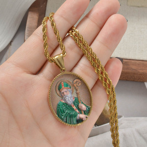 Medallón personalizado de San Patricio en acero inoxidable 316L con diseño de cuerda trenzada, unisex, joyería al por mayor. - Product Image 1