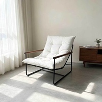 Fauteuil d'appoint moderne capitonné avec structure en métal et accoudoirs en bois massif, revêtement en velours, idéal pour la lecture et la détente en appartement